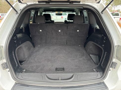 Used 2019 Jeep Grand Cherokee Laredo RWD image 13