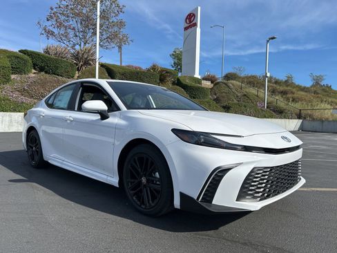 Used 2026 Toyota Camry SE image 1