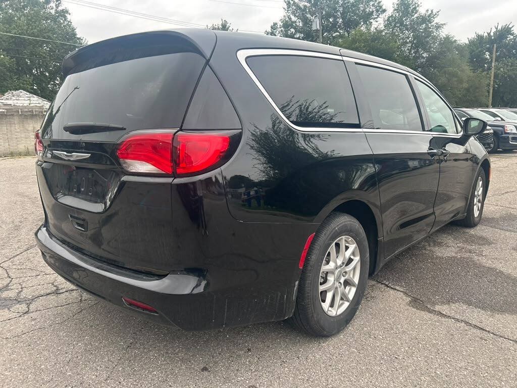 Used 2024 Chrysler Voyager LX FWD image 5