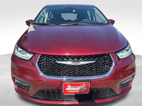 Used 2023 Chrysler Pacifica Touring-L image 8