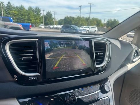 Used 2024 Chrysler Pacifica Touring-L FWD image 35
