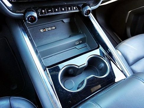 Used 2025 Chevrolet Suburban Z71 image 28