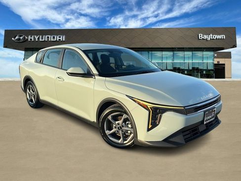 Used 2025 Kia K4 LXS image 1