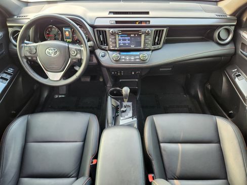 Used 2018 Toyota RAV4 SE image 33