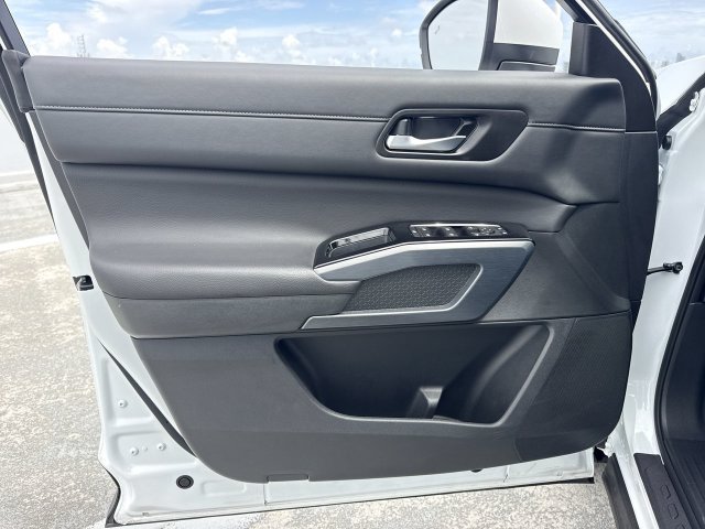 Used 2025 Nissan Pathfinder SL FWD image 13