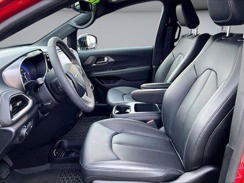 Used 2025 Chrysler Pacifica Select image 22