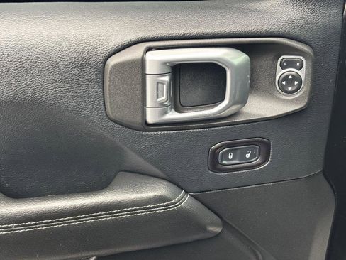 Used 2018 Jeep Wrangler Unlimited Sahara w/ Uconnect 4C Nav & Sound Group image 12