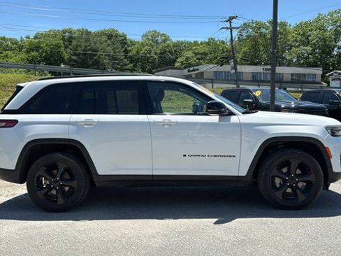 Certified 2023 Jeep Grand Cherokee Limited w/ Black Appearance Package AWD/4WD image 5