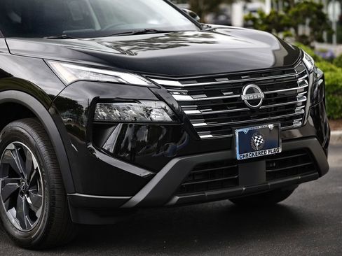 Used 2025 Nissan Rogue SV w/ SV Premium Package FWD image 2