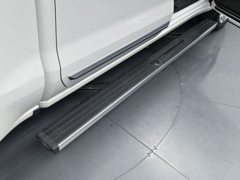 Used 2022 Chevrolet Silverado 1500 High Country w/ Technology Package image 9