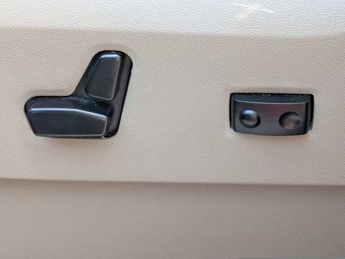 Used 2014 Chrysler Town & Country Touring image 18