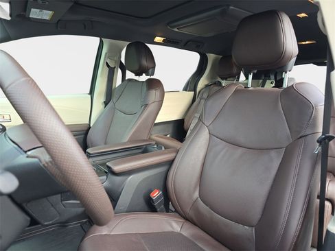 Used 2024 Toyota Sienna Platinum image 19