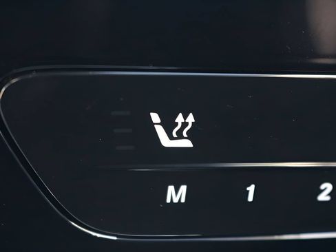 Used 2025 Mercedes-Benz GLC 300 4MATIC image 23