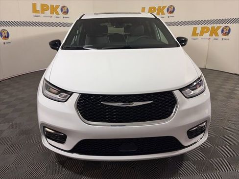 New 2026 Chrysler Pacifica Limited FWD image 10