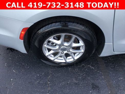 Used 2024 Chrysler Pacifica Touring-L image 27