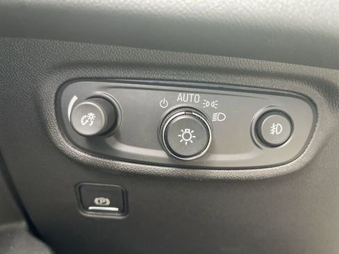 Used 2023 GMC Terrain SLT image 17