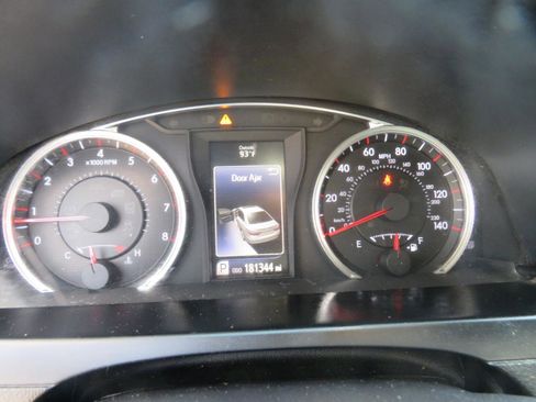 Used 2015 Toyota Camry SE FWD image 9