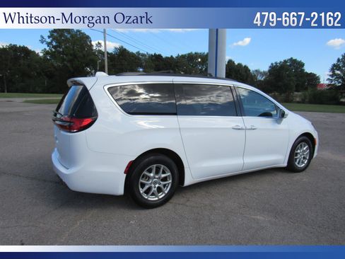 Used 2022 Chrysler Pacifica Touring-L image 14