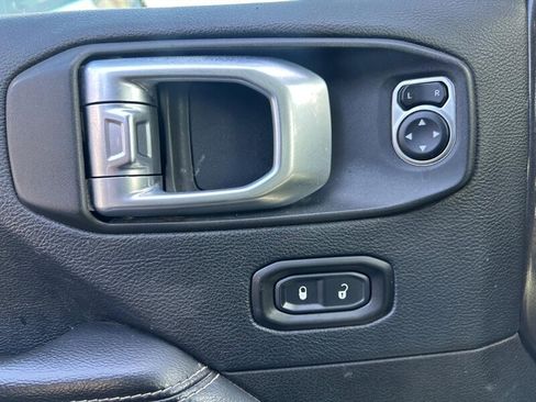 Used 2019 Jeep Wrangler Unlimited Sahara w/ Uconnect 4C Nav & Sound Group AWD/4WD image 15