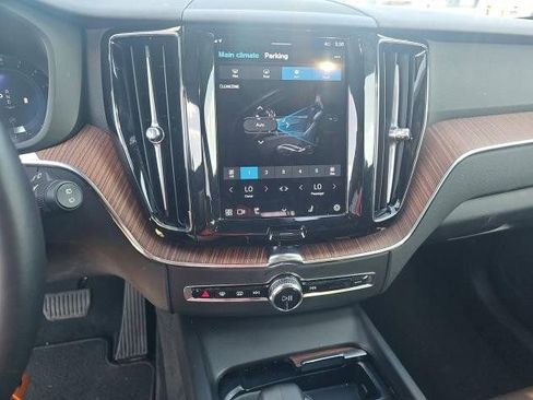 Used 2025 Volvo XC60 B5 Plus image 6