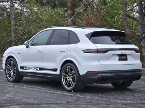 Used 2023 Porsche Cayenne Platinum Edition image 3