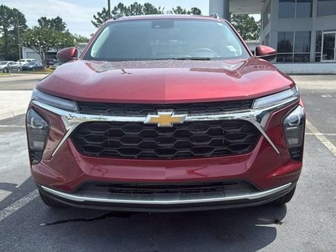 Used 2025 Chevrolet Trax LT w/ LT Convenience Package FWD image 2