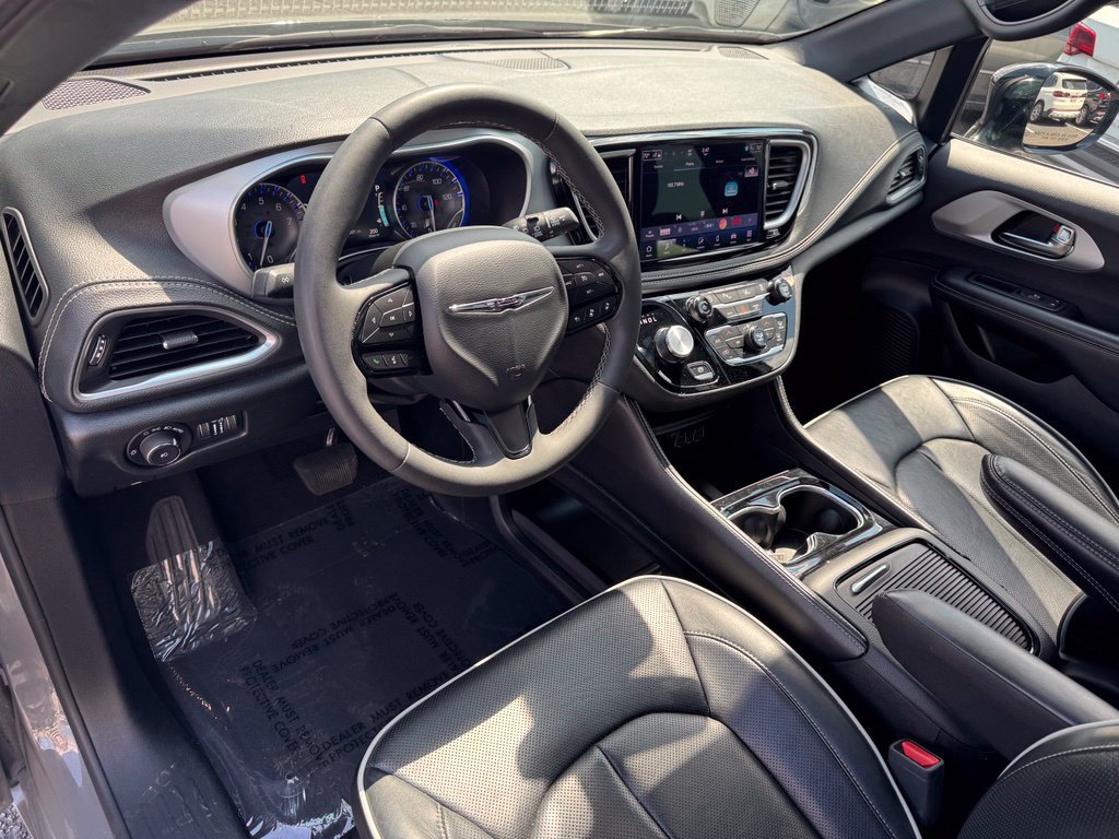 Used 2025 Chrysler Pacifica Limited FWD image 12