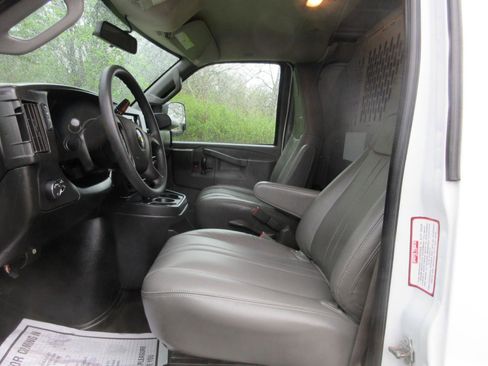 Used 2017 Chevrolet Express 2500 RWD image 29