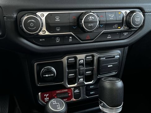 Used 2026 Jeep Gladiator Mojave AWD/4WD image 19