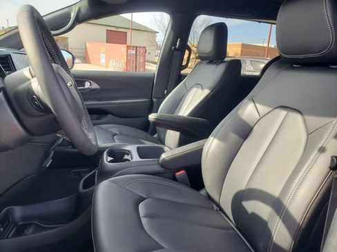New 2026 Chrysler Pacifica Select FWD image 5