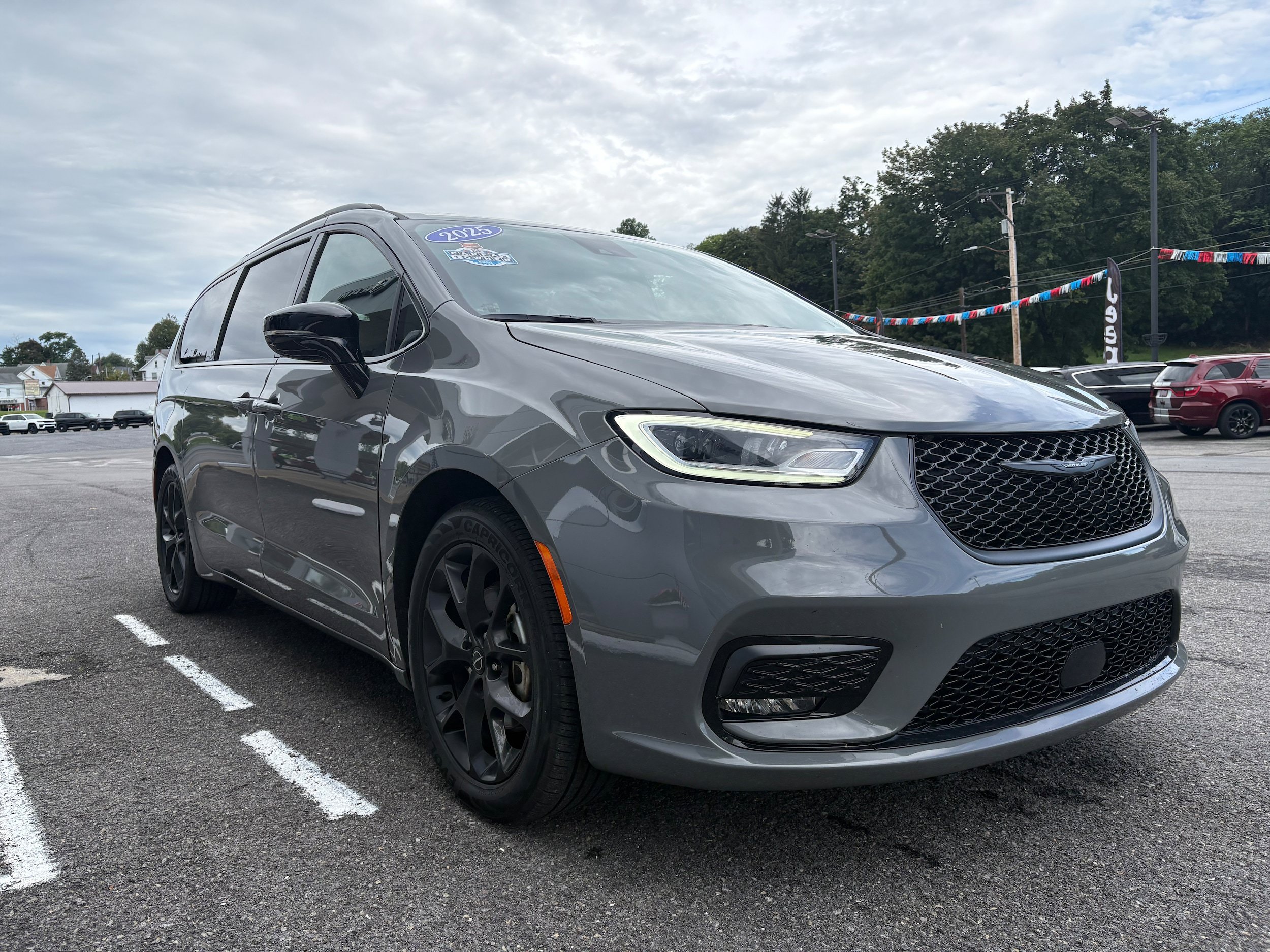 Certified 2025 Chrysler Pacifica Limited FWD image 5