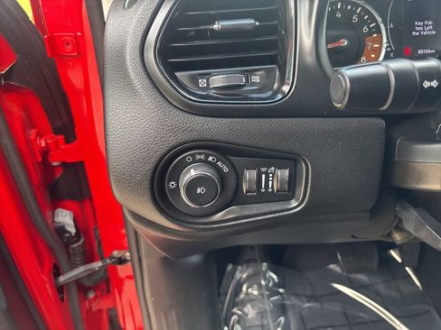 Used 2020 Jeep Renegade Altitude FWD image 28