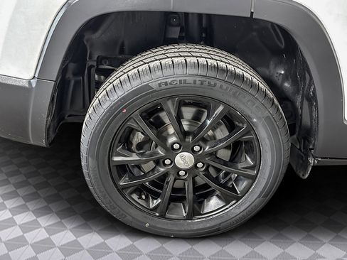 Used 2019 Jeep Cherokee Latitude Plus image 38