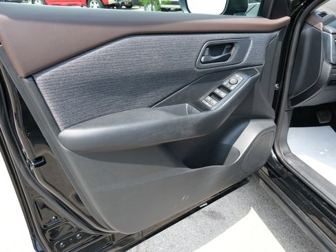 Used 2023 Nissan Rogue S AWD/4WD image 15