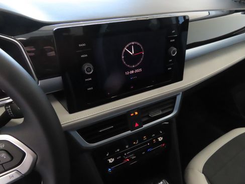 New 2026 Volkswagen Taos SE image 18