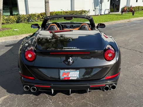 Used 2015 Ferrari California T image 22