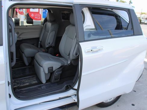 Used 2024 Toyota Sienna Limited FWD image 16
