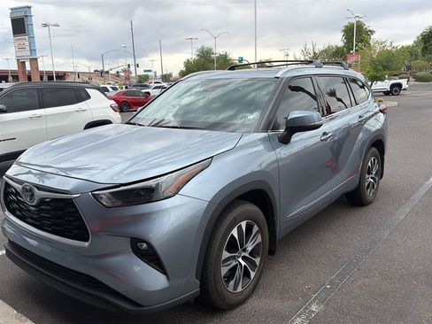 Used 2022 Toyota Highlander XLE AWD/4WD image 3
