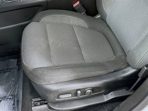 Used 2023 Chevrolet Traverse LT image 28