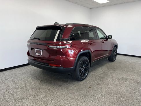 Used 2024 Jeep Grand Cherokee Altitude image 19