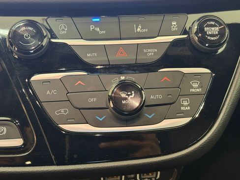 Used 2025 Chrysler Pacifica Select image 26