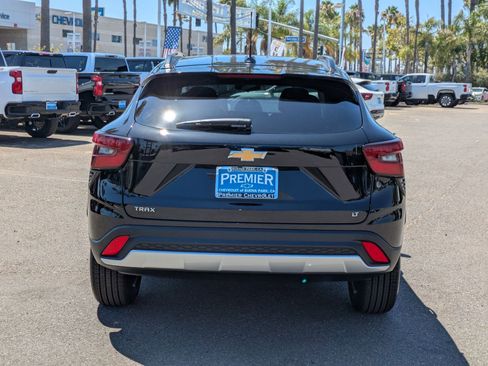 Used 2025 Chevrolet Trax LT w/ Driver Confidence Package image 4