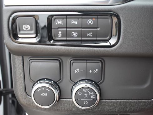Used 2025 GMC Yukon Denali RWD image 31
