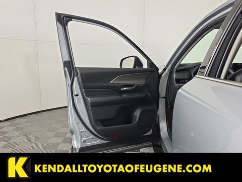 Used 2025 Toyota Grand Highlander AWD image 20
