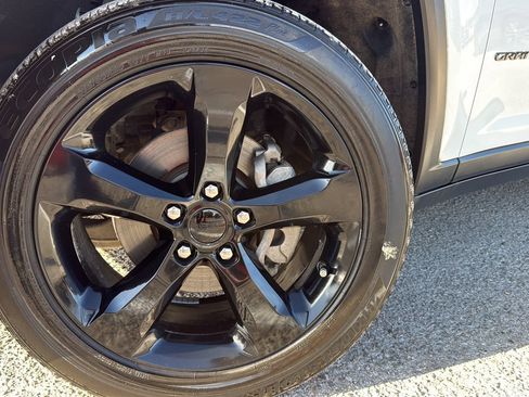 Used 2022 Jeep Grand Cherokee Altitude RWD image 28