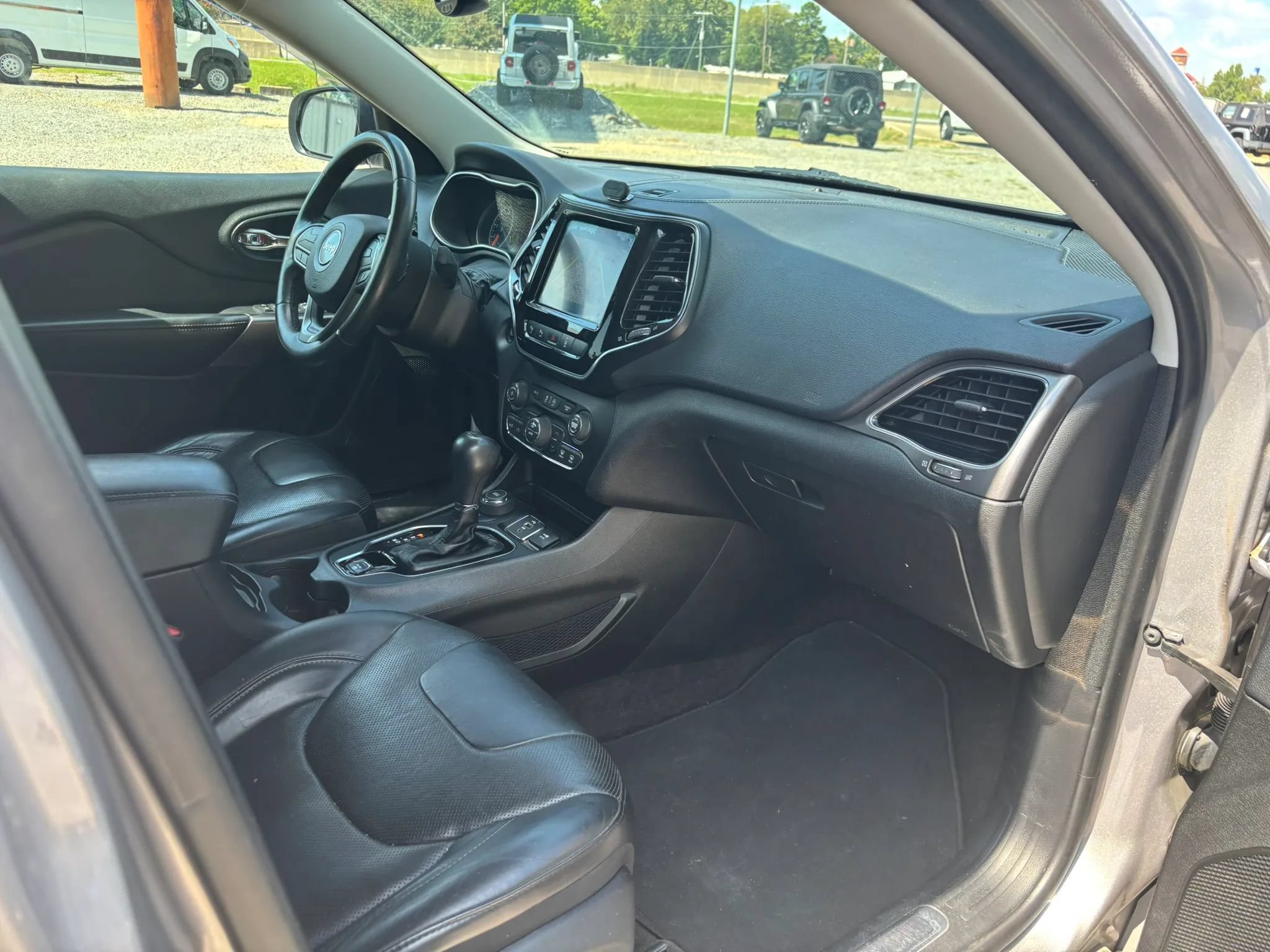 Used 2019 Jeep Cherokee Limited w/ Luxury Group AWD/4WD image 18