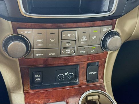 Used 2013 Toyota Highlander Limited FWD image 18
