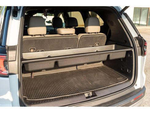 Used 2026 GMC Acadia Elevation w/ Elevation Premium Package FWD image 32