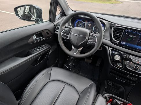 Used 2025 Chrysler Pacifica Select FWD image 9