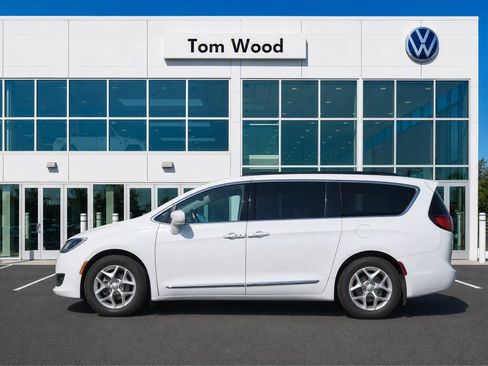 Used 2017 Chrysler Pacifica Touring-L w/ Tire & Wheel Group FWD image 6